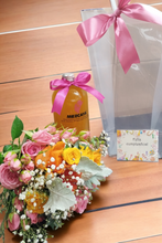 Cargar imagen en el visor de la galería, Regalo sorpresa mezcal y flores