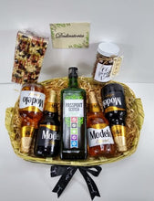 Cargar imagen en el visor de la galería, kit de cervezas y botella de whisky passport Desayunito Corazón