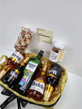 Cargar imagen en el visor de la galería, kit de cervezas y botella de whisky passport Desayunito Corazón