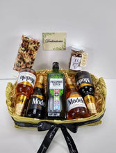 Cargar imagen en el visor de la galería, kit de cervezas y botella de whisky passport Desayunito Corazón