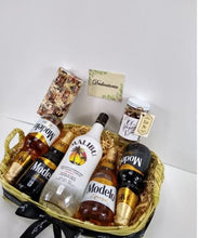 Cargar imagen en el visor de la galería, kit de cervezas y botella de Ron Malibu Desayunito Corazón