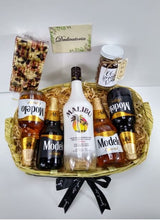 Cargar imagen en el visor de la galería, kit de cervezas y botella de Ron Malibu Desayunito Corazón