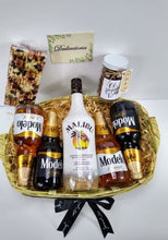 Cargar imagen en el visor de la galería, kit de cervezas y botella de Ron Malibu Desayunito Corazón