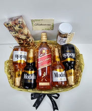 Cargar imagen en el visor de la galería, kit de cervezas y botella de whisky Red Label Desayunito Corazón
