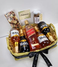 Cargar imagen en el visor de la galería, kit de cervezas y botella de whisky Red Label Desayunito Corazón