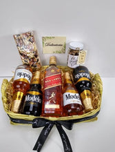 Cargar imagen en el visor de la galería, kit de cervezas y botella de whisky Red Label Desayunito Corazón