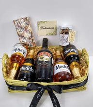 Cargar imagen en el visor de la galería, kit de cervezas y botella de Baileys Desayunito Corazón