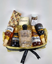 Cargar imagen en el visor de la galería, kit de cervezas y botella de Tequila Don Julio Desayunito Corazón