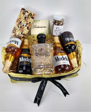 Cargar imagen en el visor de la galería, kit de cervezas y botella de Tequila Don Julio Desayunito Corazón