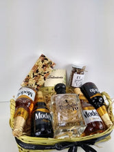 Cargar imagen en el visor de la galería, kit de cervezas y botella de Tequila Don Julio Desayunito Corazón