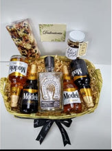 Cargar imagen en el visor de la galería, kit de cervezas y botella de Tequila Herradura Ultra Desayunito Corazón