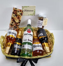 Cargar imagen en el visor de la galería, kit de cervesas y botella de Ron Bacardi Blanco Desayunito