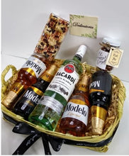 Cargar imagen en el visor de la galería, kit de cervesas y botella de Ron Bacardi Blanco Desayunito