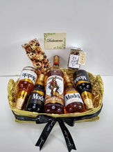 Cargar imagen en el visor de la galería, kit de cervezas y botella de Ron Capitan Morgan Desayunito Corazón