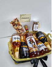 Cargar imagen en el visor de la galería, kit de cervezas y botella de Ron Capitan Morgan Desayunito Corazón