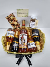 Cargar imagen en el visor de la galería, kit de cervezas y botella de Ron Capitan Morgan Desayunito Corazón