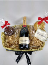 Cargar imagen en el visor de la galería, Regalo sorpresa Moet, copas y galletas Desayunito Corazón