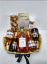 Cargar imagen en el visor de la galería, kit de cervezas y botella de Ron Appleton Estate Desayunito Corazón