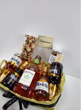 Cargar imagen en el visor de la galería, kit de cervezas y botella de Ron Appleton Estate Desayunito Corazón