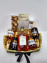 Cargar imagen en el visor de la galería, kit de cervezas y botella de Ron Appleton Estate Desayunito Corazón