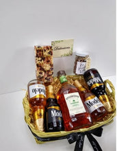 Cargar imagen en el visor de la galería, kit de cervezas y botella de Ron Appleton Estate Desayunito Corazón