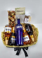 Cargar imagen en el visor de la galería, kit de cervezas y botella de Vodka Skyy Desayunito Corazón