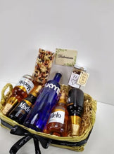 Cargar imagen en el visor de la galería, kit de cervezas y botella de Vodka Skyy Desayunito Corazón