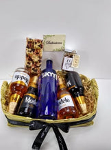 Cargar imagen en el visor de la galería, kit de cervezas y botella de Vodka Skyy Desayunito Corazón