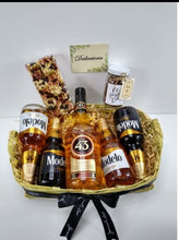 Cargar imagen en el visor de la galería, Kit de cervezas y botella de Licor del 43 Desayunito Corazón