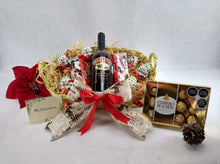 Cargar imagen en el visor de la galería, Regalo sorpresa con botella de Baileys y chocolates kinder