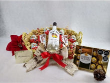 Cargar imagen en el visor de la galería, Canasta con botella de Ron Malibu y chocolates Desayunito Corazón