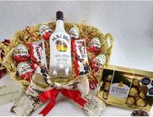 Cargar imagen en el visor de la galería, Canasta con botella de Ron Malibu y chocolates Desayunito Corazón