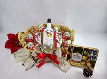 Cargar imagen en el visor de la galería, Canasta con botella de Ron Malibu y chocolates Desayunito Corazón