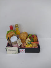 Cargar imagen en el visor de la galería, Desayuno sorpresa de carnes y quesos con minivino