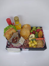 Cargar imagen en el visor de la galería, Desayuno sorpresa de carnes y quesos con minivino