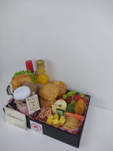 Cargar imagen en el visor de la galería, Desayuno sorpresa de carnes y quesos con minivino