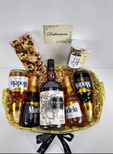 Cargar imagen en el visor de la galería, Kit de cervezas y botella de Ron Kraken Desayunito Corazon