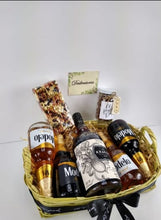 Cargar imagen en el visor de la galería, Kit de cervezas y botella de Ron Kraken Desayunito Corazon