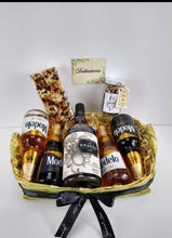 Cargar imagen en el visor de la galería, Kit de cervezas y botella de Ron Kraken Desayunito Corazon