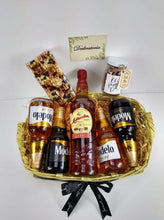 Cargar imagen en el visor de la galería, kit de cervezas y botella de Ron Matusalem Desayunito Corazón