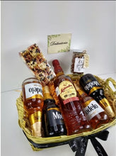 Cargar imagen en el visor de la galería, kit de cervezas y botella de Ron Matusalem Desayunito Corazón