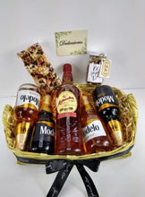 Cargar imagen en el visor de la galería, kit de cervezas y botella de Ron Matusalem Desayunito Corazón