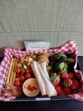 Cargar imagen en el visor de la galería, mini charola de carnes y queso