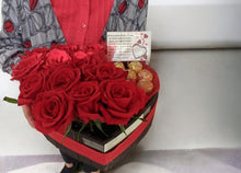 Cargar imagen en el visor de la galería, Corazón de rosas y chocolates
