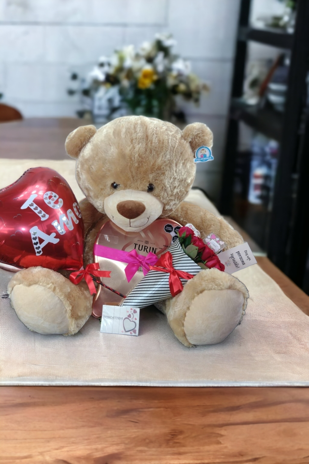 regalo sorpresa Oso romántico chocolates y rosas