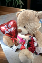 Cargar imagen en el visor de la galería, regalo sorpresa Oso romántico chocolates y rosas
